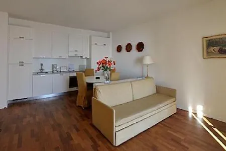 Apartment Sleeps 4 Pool Wifi Meina
